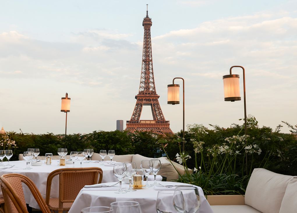 Restaurante com vista para a Torre Eiffel